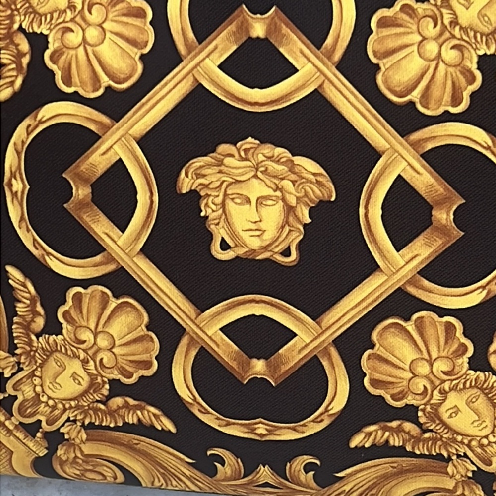 New Versace bag with detachable strap, dust, bag, and papers - Picture 4 of 10
